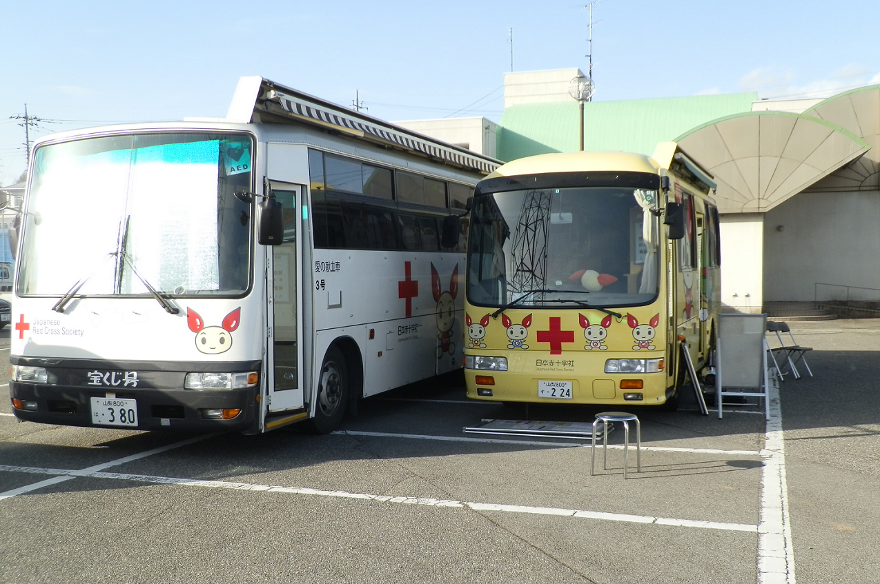 献血車が来る。