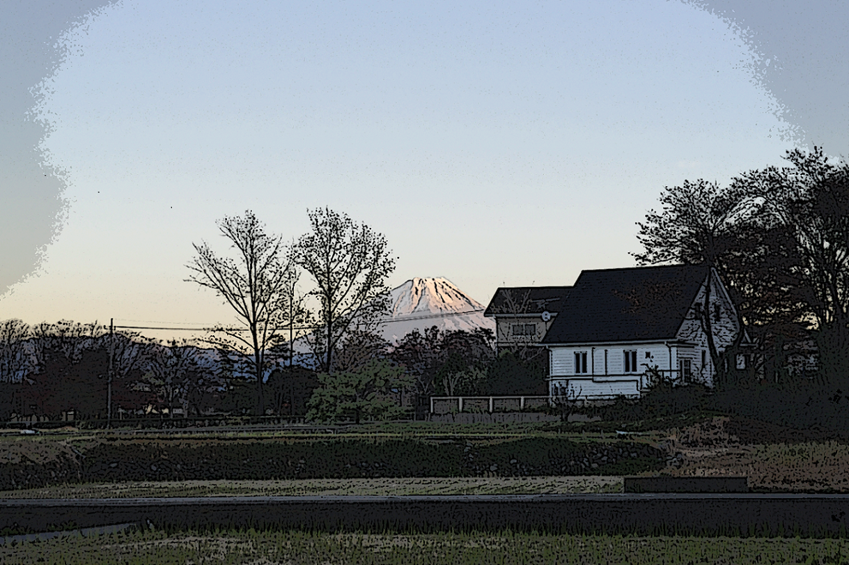 富士山がくっきり見える夕暮れ