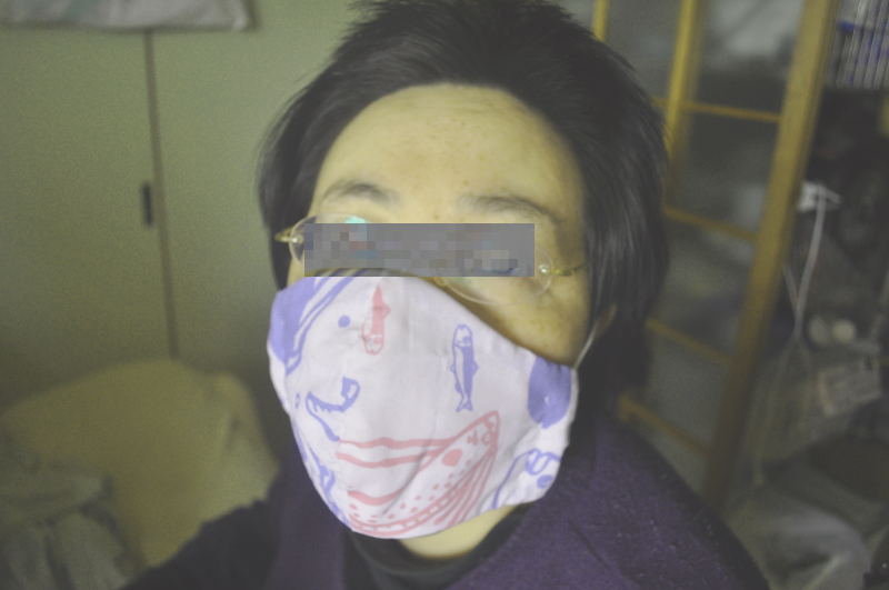 自作布マスクをつける