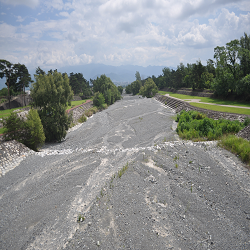 御勅使川水が涸れている