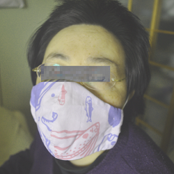 自作布マスクをつける